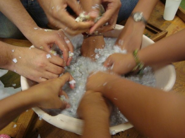 Niños aprendiendo técnicas de reciclaje
