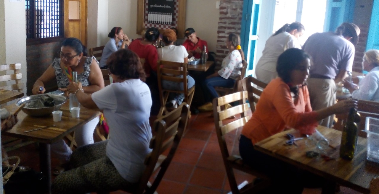 Niños aprendiendo técnicas de reciclaje